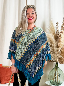 Rosanna, poncho style crochet, coloris bleu roi, grande taille
