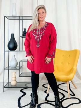 Soraya, robe brodée, coloris rouge, grande taille profil 